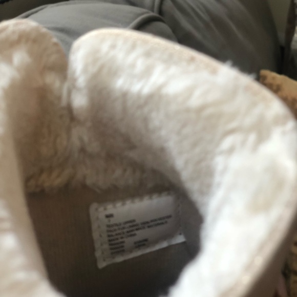 Childrens Place little girl Pom Pom size 7 cream and gold bootie - Picture 6 of 7